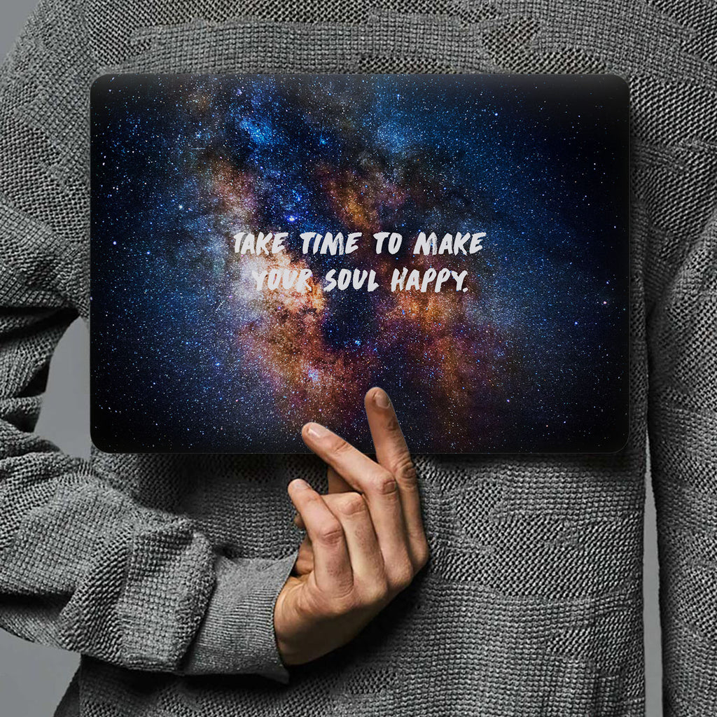 Form-fitting hardshell with Positive design keeps scuffs and scratches at bay